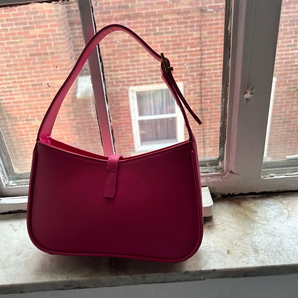 Super cute fuchsia shoulder bag with gold hardware - Picture 2 of 6